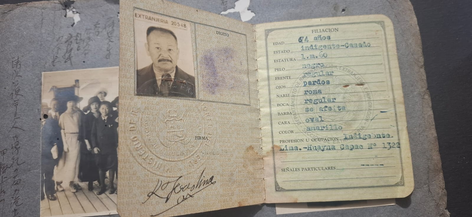 Carta de Identidad de Extranjería histórica del Perú, con fotografía, huella digital, firma y datos de filiación, conservada junto al archivo fotográfico de la inmigración japonesa.